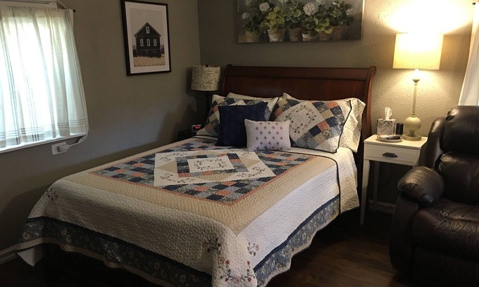 Lufkin Cottage | Farmhouse Cottage in the Country