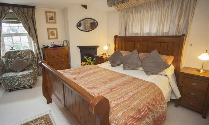Bradford-on-Avon Other | Farmhouse Ensuite Double Room - Not Dog Friendly