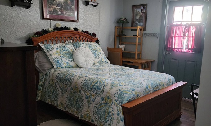 Cottondale House | Farmhouse room 15minutes to, caverns state parkn Falling waters chipley Florida