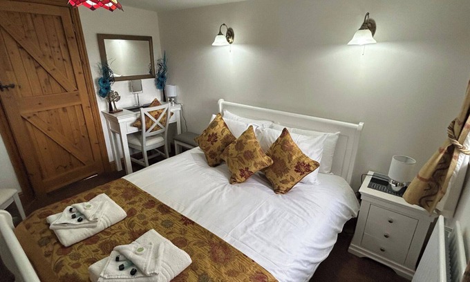 Cauldon Low Cottage | Farmhouse - Sleeps 6 - Pet friendly - Garden