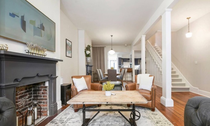 East Allegheny House | ★Farmhouse Style★Outdoor Patios★Parking!★Beautiful