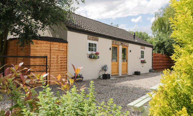Storwood Cottage | FARRIER'S LODGE, with hot tub in Seaton Ross