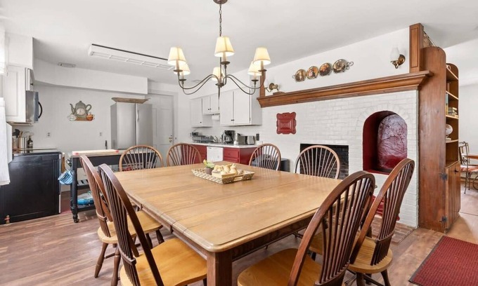Epping Apartment | Federal on Exeter | Circa 1805 | UNH |Pet-Friendly