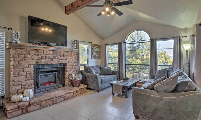 Briarcliff House | FEED THE DEER! Family & Pet Friendly LAKE TRAVIS Retreat! Golf/Trails/Playground