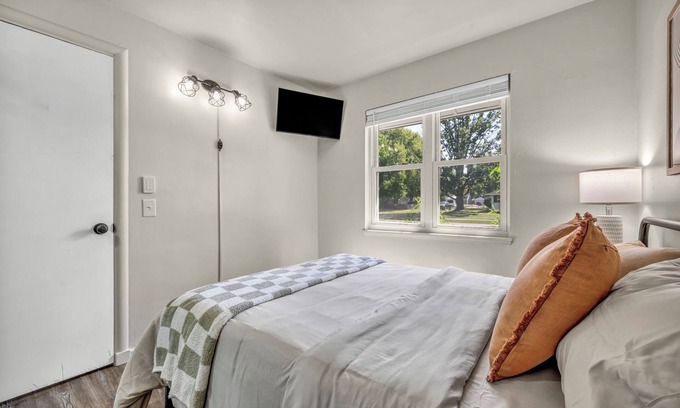 Berea House | Fenced & Pet-Friendly! Modern 2BR Retreat! CLE-BW