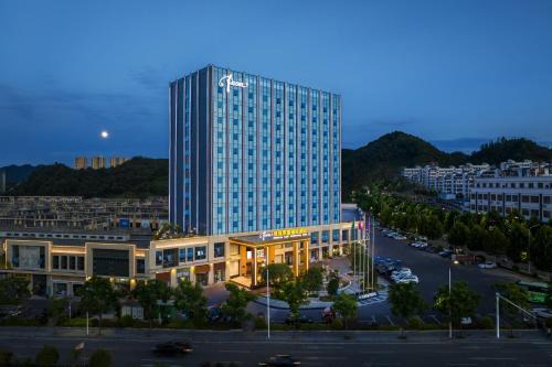 Fenghuang Hotel | FengHuang Waterloom Keep-Free pick-up