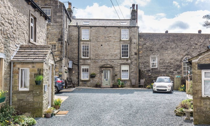 Grassington Apartment | Fern House, Grassington; central yet parking & quiet, light & period elegance