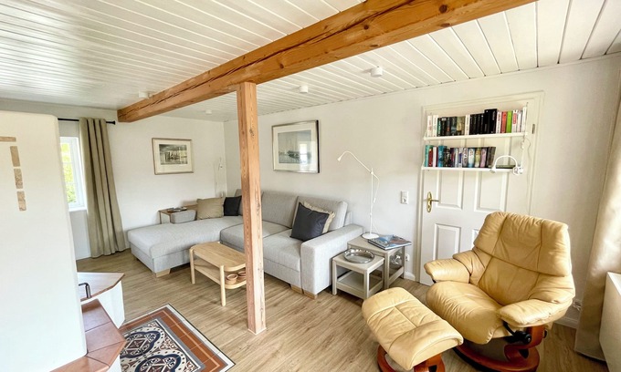 Roikier Apartment | Ferienwohnung Instenhuus. Garten-mitbenutzung auf 1000qm, 3 km vom Strand