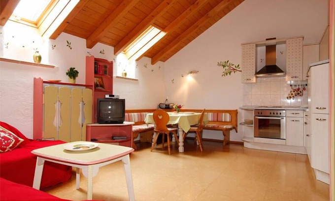 Bad Feilnbach Apartment | Ferienwohnung "Kirsche" 55 qm bis 4 Personen, 2. Obergeschoss, 2 separate Schlafzimmer, Ostbalkon.