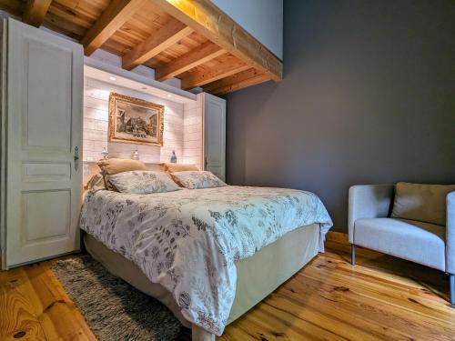 Saint-Romain-Lachalm Bed & Breakfast | Ferme avec piscine couverte sur grand domaine - FR-1-582-515