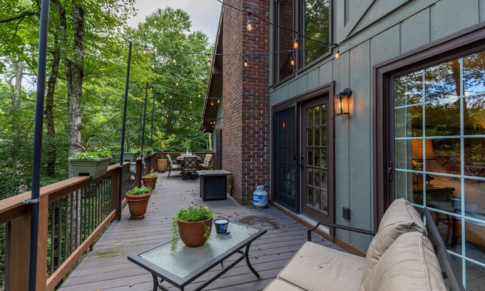 Charter Hills House | Fern Leaf Lodge - Welcoming home, seasonal views, hot tub, pet friendly!