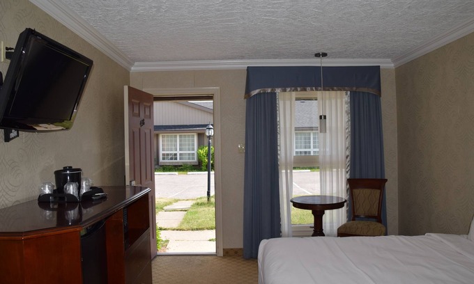 Stratford Hotel | Festival Courtyard Inn