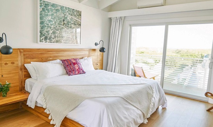 Montauk Hotel | Few Steps Away from the Beach! With Outdoor Swimming Pool, Free Parking!