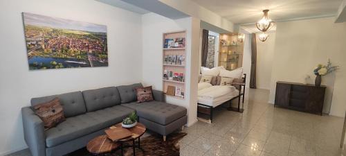 Ochsenfurt Apartment | FeWo MainTime Honeymoon mit Frühstückskorb