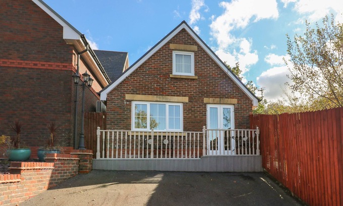 Porthyrhyd Cottage | FFAU'R DDRAIG, pet friendly, character holiday cottage in Cross Hands