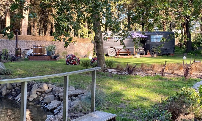 Arundel House | Fiery Peak Glampsite with Stargazing & Hot tub