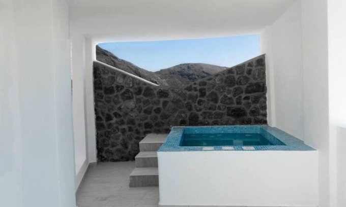 Emporio Apartment | Fig Tree House 1.5km from Black Beach