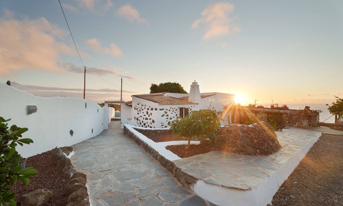 Tagoro House | Finca Pisaverde: Your Haven of Peace in the North of Tenerife