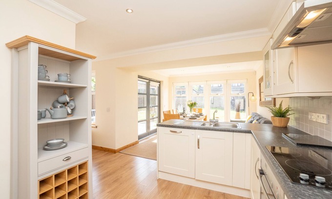 Aberdeen House | ✪ Find DWELLCOME HOME Ltd ✪ 5 Double Bed House ✪ Drive