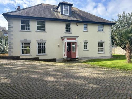 Millbrook House | Finest Retreats - Nicely Tucked Away Cottage