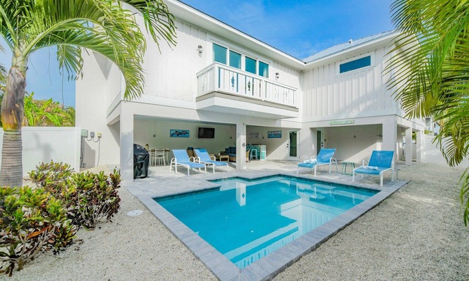 Holmes Beach House | Fins Up – AMI Cozy Island Retreat w/Private Pool & 4-Min Walk To Beach