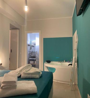 Conversano Apartment | fiori catene tra le torri