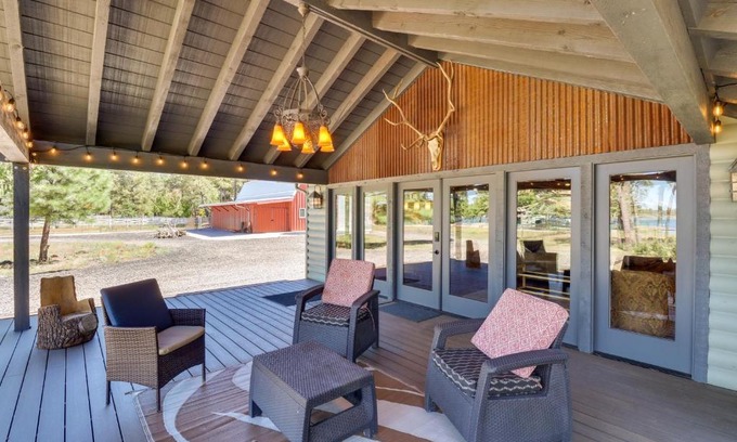 Pinetop-Lakeside House | Fire Pit and Grill Waterfront Cabin in Lakeside!