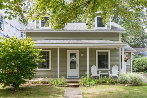 South Haven House | Firefly Cottage - close to beach & town!