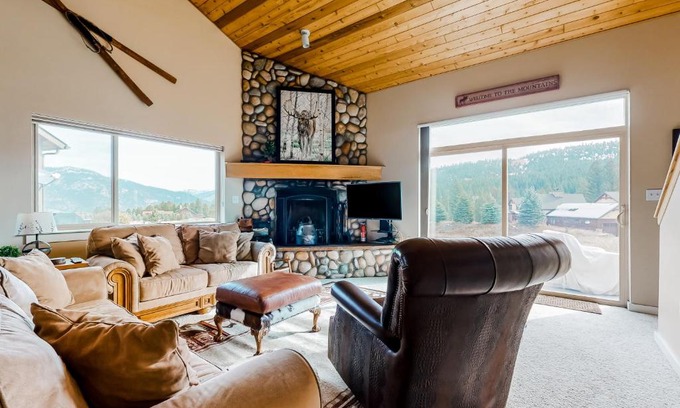 Big Sky Apartment | Firelight Chalet 94