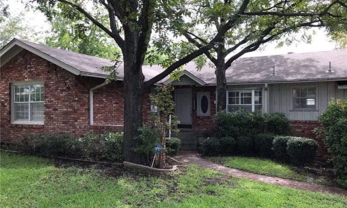Fort Worth House | Firepit, BBQ, Deck, Near TCU,Pack & Play, WiFi, Outdoor Dining, sleeps 6