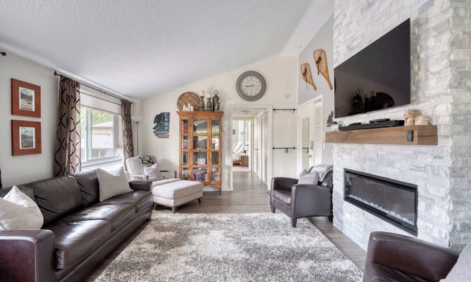 Welches Condo | Fireplace King Bed Mt. Hood Getaway