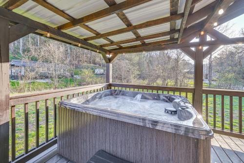 Campton House | Fireside Evenings Red River Gorge Gem with Hot Tub