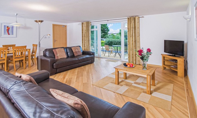 Dawlish Warren Apartment | First floor apartment with one double with en suite shower and one twin.