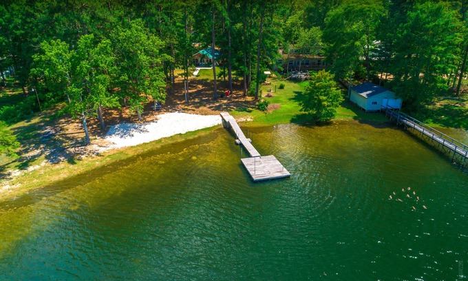 South Toledo Bend House | Fisher's Point Lakefront-South Toledo Bend-Hot Tub Private Beach Sleeps 6 Pets