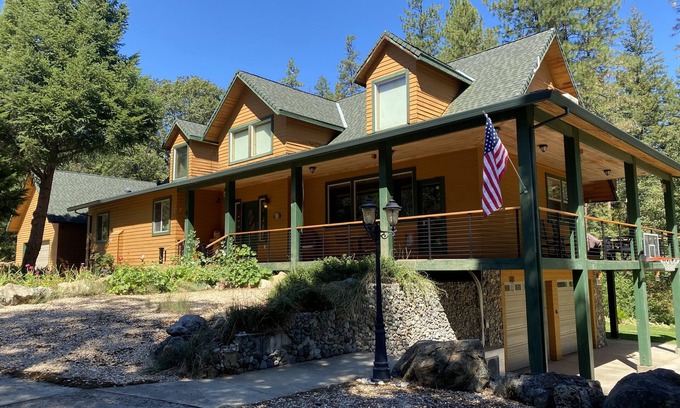 Junction City House | Fishing and Family Friendly Creekside Mountain Retreat