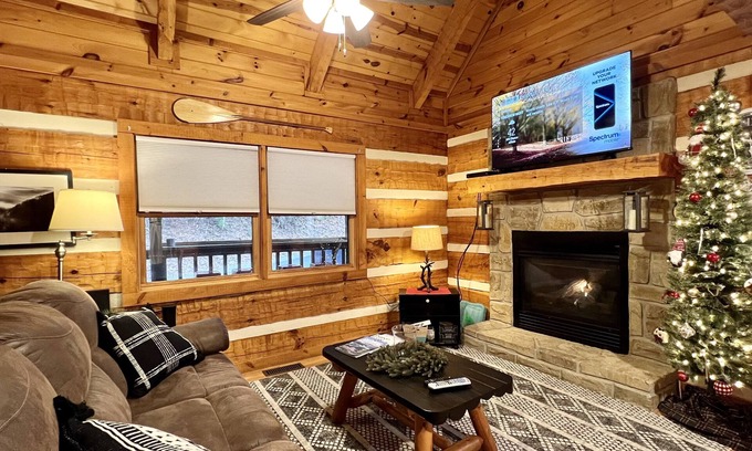 Sevierville Cabin | Fishing Fun! Corn Hole-Wifi-Hot Tub-Picnic Table-Relax and Play! Easy roads
