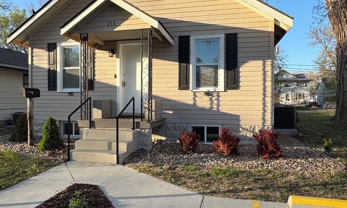 Hays House | Five-bedroom house with WiFi, AC in fabulous Hays