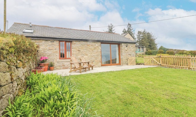 Liskeard Cottage | FIZZ-GOG COTTAGE, pet friendly, with a garden in Upton Cross