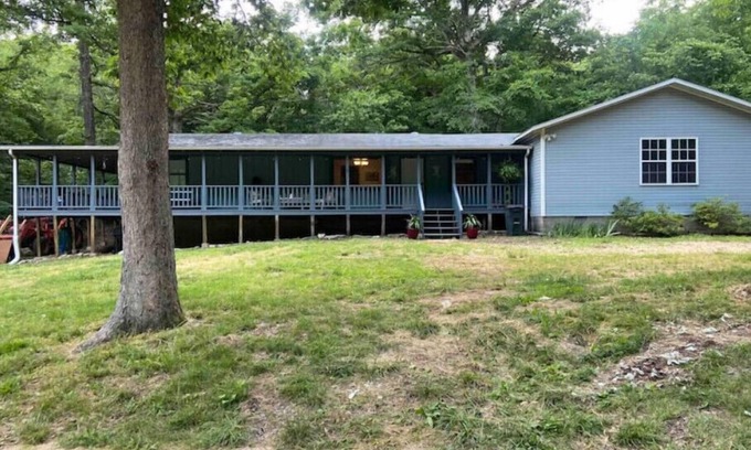 Omaha House | Flag Springs House - only 20 minutes from Branson