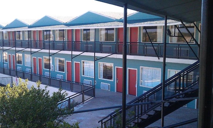 Lake Brownwood Hotel | Flagship Inn