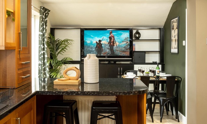 Welford House | Flamingo Retreat - Stunning home with garden & parking