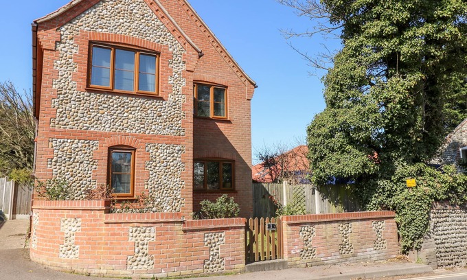 Mundesley Cottage | FLINTSTONE COTTAGE, pet friendly, with a garden in Mundesley
