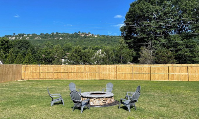 Flintstone House | Flintstone Home, fur babies, Mtn view, mins to Ruby Falls, Rock City & Chatt