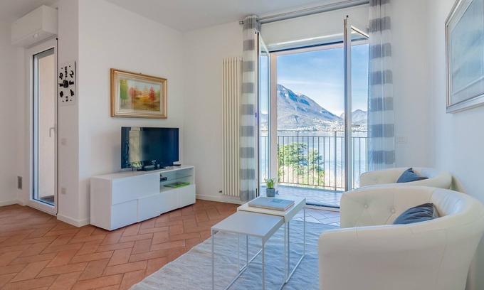 Perledo Apartment | Flower House with Lake View by Wonderful Italy