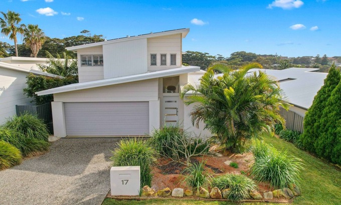 Mid North Coast Waterfront House | Flynns Executive Coastal Home - pool, beach, aircon