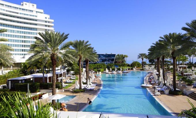 Mid Beach Apartment | Fontainebleau Hotel 19th Floor Junior Suite