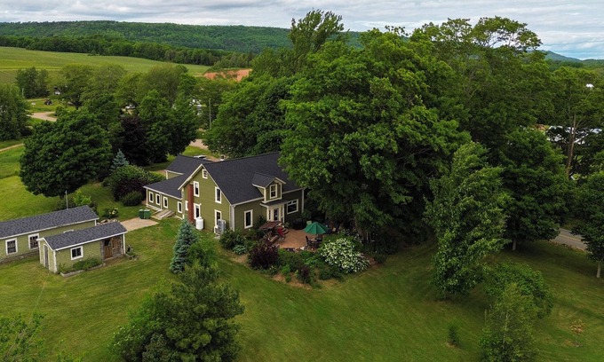 Kings County Other | Foot of the Mountain Farmhouse-New Upgrades! Air conditioning!