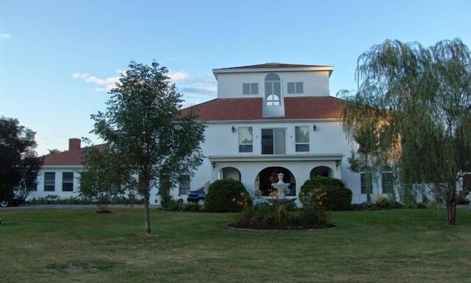 West Newbury House | FOR BUSINESS AND PLEASURE TRAVELERS Main Bedroom