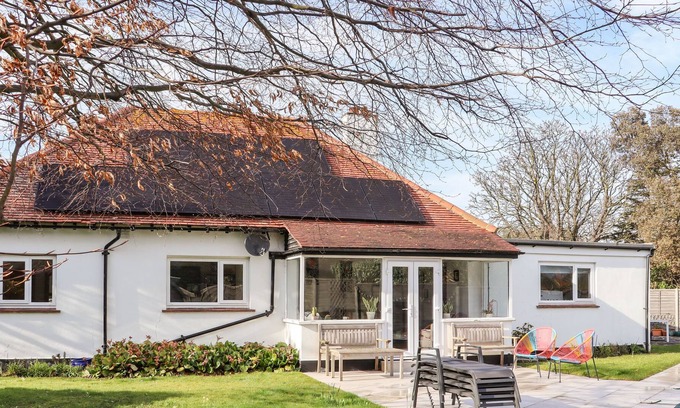 Broadstairs Cottage | FORELAND COTTAGE, pet friendly, with pool in St Peters, Broadstairs