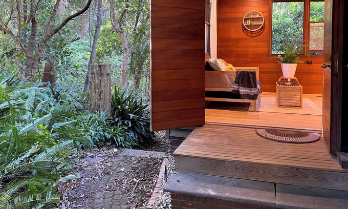 Mount Pleasant Cabin | Forest Cottage- Close to City Centre and Beaches